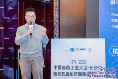 论坛上推出了国内首个集“AI阐发师+法令参谋+研